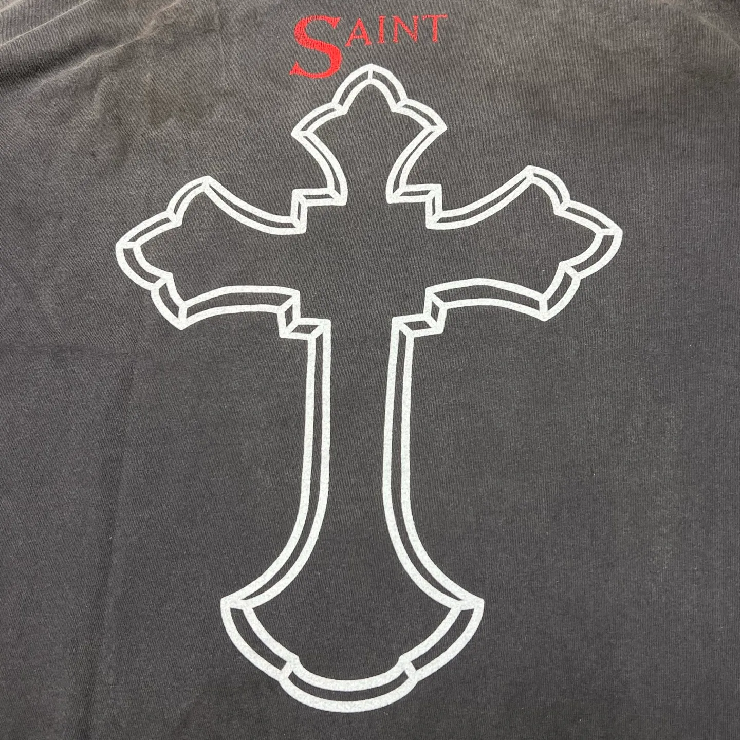 Details SAINT Mxxxxxx × 2PAC 2PC_SS TEE/2PAC/BLK 2PAC co-branded model 2PAC character TEE washed black S-XL A blockbuster co-branded project by the legendary hip-hop artist 2PAC The printing part refers to the iconic graphics on the cover of 2PAC's albums "R U Still Down" and "Shakur" The entire garment is rewashed and distressed/hole-printed The ceiling of New Vintage is a must-have